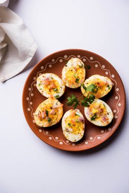 Kızarmış sıcak haşlanmış yumurta masala bir popüler sağlıklı kahvaltı veya başlangıç menüsü'nden Hindistan olan. Soğan, kişniş, kara biber, domates ve tuz üzerinde yumurta yarısı serpilir