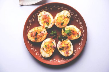 Kızarmış sıcak haşlanmış yumurta masala bir popüler sağlıklı kahvaltı veya başlangıç menüsü'nden Hindistan olan. Soğan, kişniş, kara biber, domates ve tuz üzerinde yumurta yarısı serpilir