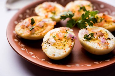 Kızarmış sıcak haşlanmış yumurta masala bir popüler sağlıklı kahvaltı veya başlangıç menüsü'nden Hindistan olan. Soğan, kişniş, kara biber, domates ve tuz üzerinde yumurta yarısı serpilir