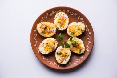 Kızarmış sıcak haşlanmış yumurta masala bir popüler sağlıklı kahvaltı veya başlangıç menüsü'nden Hindistan olan. Soğan, kişniş, kara biber, domates ve tuz üzerinde yumurta yarısı serpilir