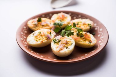 Kızarmış sıcak haşlanmış yumurta masala bir popüler sağlıklı kahvaltı veya başlangıç menüsü'nden Hindistan olan. Soğan, kişniş, kara biber, domates ve tuz üzerinde yumurta yarısı serpilir