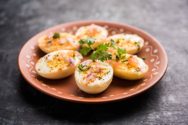 Kızarmış sıcak haşlanmış yumurta masala bir popüler sağlıklı kahvaltı veya başlangıç menüsü'nden Hindistan olan. Soğan, kişniş, kara biber, domates ve tuz üzerinde yumurta yarısı serpilir