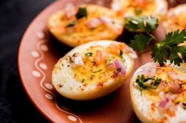 Kızarmış sıcak haşlanmış yumurta masala bir popüler sağlıklı kahvaltı veya başlangıç menüsü'nden Hindistan olan. Soğan, kişniş, kara biber, domates ve tuz üzerinde yumurta yarısı serpilir