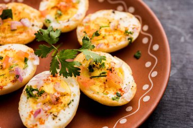 Kızarmış sıcak haşlanmış yumurta masala bir popüler sağlıklı kahvaltı veya başlangıç menüsü'nden Hindistan olan. Soğan, kişniş, kara biber, domates ve tuz üzerinde yumurta yarısı serpilir