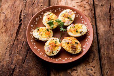 Kızarmış sıcak haşlanmış yumurta masala bir popüler sağlıklı kahvaltı veya başlangıç menüsü'nden Hindistan olan. Soğan, kişniş, kara biber, domates ve tuz üzerinde yumurta yarısı serpilir