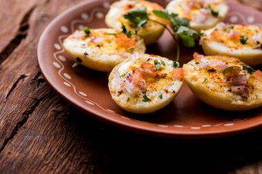 Kızarmış sıcak haşlanmış yumurta masala bir popüler sağlıklı kahvaltı veya başlangıç menüsü'nden Hindistan olan. Soğan, kişniş, kara biber, domates ve tuz üzerinde yumurta yarısı serpilir