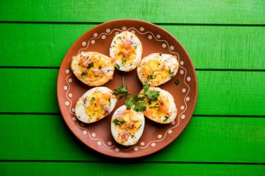 Kızarmış sıcak haşlanmış yumurta masala bir popüler sağlıklı kahvaltı veya başlangıç menüsü'nden Hindistan olan. Soğan, kişniş, kara biber, domates ve tuz üzerinde yumurta yarısı serpilir