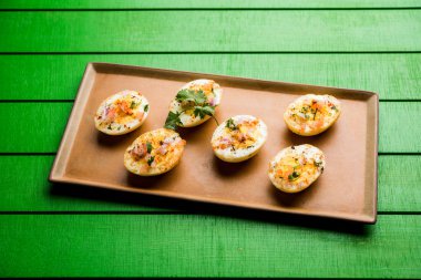 Kızarmış sıcak haşlanmış yumurta masala bir popüler sağlıklı kahvaltı veya başlangıç menüsü'nden Hindistan olan. Soğan, kişniş, kara biber, domates ve tuz üzerinde yumurta yarısı serpilir