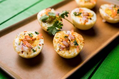 Kızarmış sıcak haşlanmış yumurta masala bir popüler sağlıklı kahvaltı veya başlangıç menüsü'nden Hindistan olan. Soğan, kişniş, kara biber, domates ve tuz üzerinde yumurta yarısı serpilir