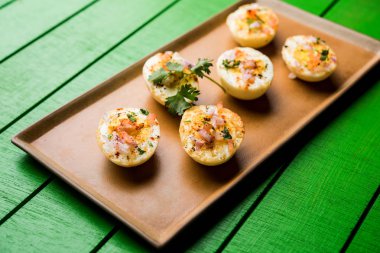 Kızarmış sıcak haşlanmış yumurta masala bir popüler sağlıklı kahvaltı veya başlangıç menüsü'nden Hindistan olan. Soğan, kişniş, kara biber, domates ve tuz üzerinde yumurta yarısı serpilir