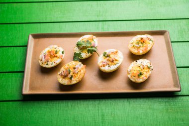 Kızarmış sıcak haşlanmış yumurta masala bir popüler sağlıklı kahvaltı veya başlangıç menüsü'nden Hindistan olan. Soğan, kişniş, kara biber, domates ve tuz üzerinde yumurta yarısı serpilir