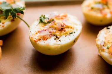 Kızarmış sıcak haşlanmış yumurta masala bir popüler sağlıklı kahvaltı veya başlangıç menüsü'nden Hindistan olan. Soğan, kişniş, kara biber, domates ve tuz üzerinde yumurta yarısı serpilir