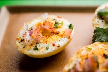 Kızarmış sıcak haşlanmış yumurta masala bir popüler sağlıklı kahvaltı veya başlangıç menüsü'nden Hindistan olan. Soğan, kişniş, kara biber, domates ve tuz üzerinde yumurta yarısı serpilir