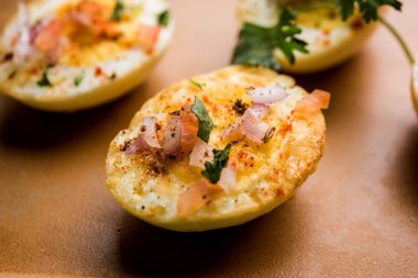 Kızarmış sıcak haşlanmış yumurta masala bir popüler sağlıklı kahvaltı veya başlangıç menüsü'nden Hindistan olan. Soğan, kişniş, kara biber, domates ve tuz üzerinde yumurta yarısı serpilir