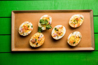 Kızarmış sıcak haşlanmış yumurta masala bir popüler sağlıklı kahvaltı veya başlangıç menüsü'nden Hindistan olan. Soğan, kişniş, kara biber, domates ve tuz üzerinde yumurta yarısı serpilir