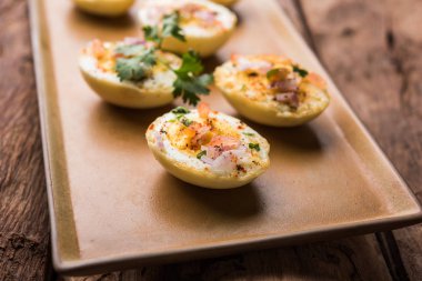 Kızarmış sıcak haşlanmış yumurta masala bir popüler sağlıklı kahvaltı veya başlangıç menüsü'nden Hindistan olan. Soğan, kişniş, kara biber, domates ve tuz üzerinde yumurta yarısı serpilir