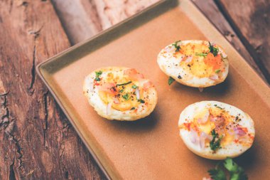 Kızarmış sıcak haşlanmış yumurta masala bir popüler sağlıklı kahvaltı veya başlangıç menüsü'nden Hindistan olan. Soğan, kişniş, kara biber, domates ve tuz üzerinde yumurta yarısı serpilir