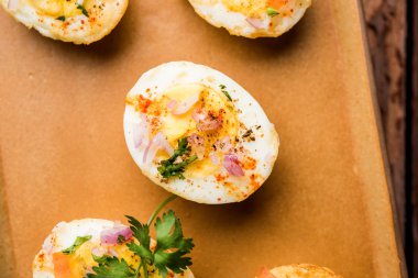 Kızarmış sıcak haşlanmış yumurta masala bir popüler sağlıklı kahvaltı veya başlangıç menüsü'nden Hindistan olan. Soğan, kişniş, kara biber, domates ve tuz üzerinde yumurta yarısı serpilir