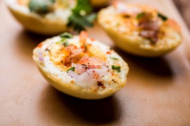 Kızarmış sıcak haşlanmış yumurta masala bir popüler sağlıklı kahvaltı veya başlangıç menüsü'nden Hindistan olan. Soğan, kişniş, kara biber, domates ve tuz üzerinde yumurta yarısı serpilir