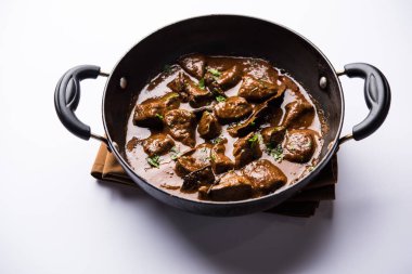 Koyun karaciğer fry veya Kaleji masala, Hindistan ve Pakistan popüler Sigara Vejetaryen yemek tarifi. Kuru veya bir kase, karahi veya plaka köri ile servis