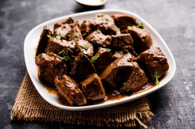 Koyun karaciğer fry veya Kaleji masala, Hindistan ve Pakistan popüler Sigara Vejetaryen yemek tarifi. Kuru veya bir kase, karahi veya plaka köri ile servis