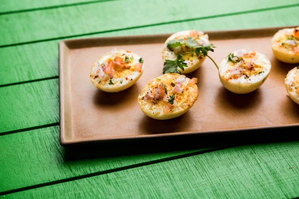 Kızarmış sıcak haşlanmış yumurta masala bir popüler sağlıklı kahvaltı veya başlangıç menüsü'nden Hindistan olan. Soğan, kişniş, kara biber, domates ve tuz üzerinde yumurta yarısı serpilir