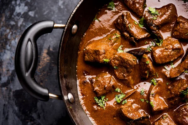 Koyun karaciğer fry veya Kaleji masala, Hindistan ve Pakistan popüler Sigara Vejetaryen yemek tarifi. Kuru veya bir kase, karahi veya plaka köri ile servis