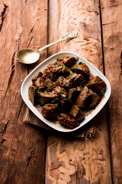 Koyun karaciğer fry veya Kaleji masala, Hindistan ve Pakistan popüler Sigara Vejetaryen yemek tarifi. Kuru veya bir kase, karahi veya plaka köri ile servis