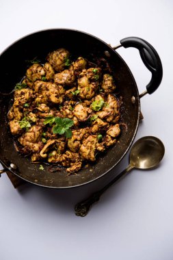 Beyin / Bheja Fry, keçi, koyun veya kuzu Bakra Eid(Eid-ul-zuha) üzerinde pişmiş popüler bir Hintli ya da Pakistanlı çanak. karahi, tava veya plaka servis. seçici odak