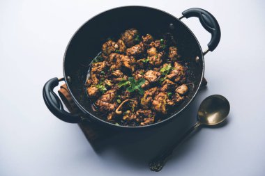 Beyin / Bheja Fry, keçi, koyun veya kuzu Bakra Eid(Eid-ul-zuha) üzerinde pişmiş popüler bir Hintli ya da Pakistanlı çanak. karahi, tava veya plaka servis. seçici odak