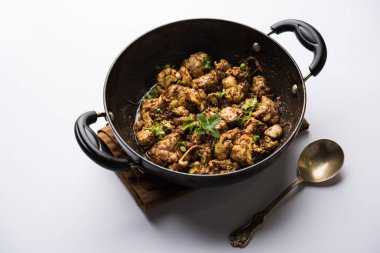 Beyin / Bheja Fry, keçi, koyun veya kuzu Bakra Eid(Eid-ul-zuha) üzerinde pişmiş popüler bir Hintli ya da Pakistanlı çanak. karahi, tava veya plaka servis. seçici odak