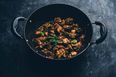 Beyin / Bheja Fry, keçi, koyun veya kuzu Bakra Eid(Eid-ul-zuha) üzerinde pişmiş popüler bir Hintli ya da Pakistanlı çanak. karahi, tava veya plaka servis. seçici odak