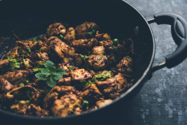 Beyin / Bheja Fry, keçi, koyun veya kuzu Bakra Eid(Eid-ul-zuha) üzerinde pişmiş popüler bir Hintli ya da Pakistanlı çanak. karahi, tava veya plaka servis. seçici odak