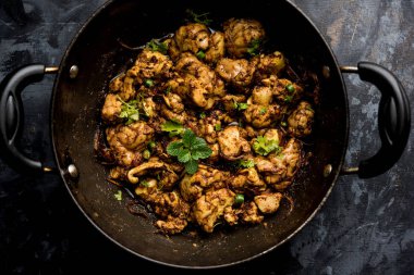 Beyin / Bheja Fry, keçi, koyun veya kuzu Bakra Eid(Eid-ul-zuha) üzerinde pişmiş popüler bir Hintli ya da Pakistanlı çanak. karahi, tava veya plaka servis. seçici odak