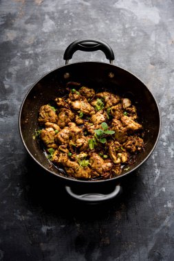 Beyin / Bheja Fry, keçi, koyun veya kuzu Bakra Eid(Eid-ul-zuha) üzerinde pişmiş popüler bir Hintli ya da Pakistanlı çanak. karahi, tava veya plaka servis. seçici odak