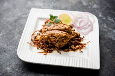 Beyin / Bheja Fry, keçi, koyun veya kuzu Bakra Eid(Eid-ul-zuha) üzerinde pişmiş popüler bir Hintli ya da Pakistanlı çanak. karahi, tava veya plaka servis. seçici odak