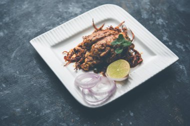 Beyin / Bheja Fry, keçi, koyun veya kuzu Bakra Eid(Eid-ul-zuha) üzerinde pişmiş popüler bir Hintli ya da Pakistanlı çanak. karahi, tava veya plaka servis. seçici odak