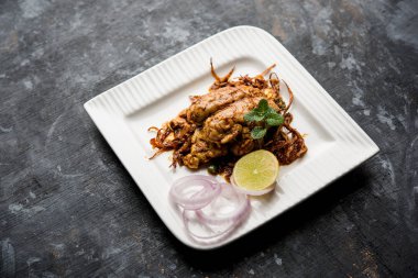 Beyin / Bheja Fry, keçi, koyun veya kuzu Bakra Eid(Eid-ul-zuha) üzerinde pişmiş popüler bir Hintli ya da Pakistanlı çanak. karahi, tava veya plaka servis. seçici odak