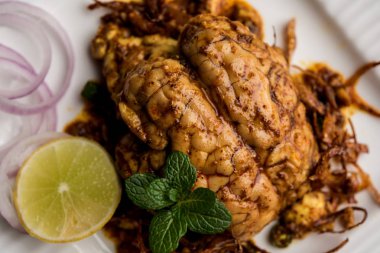 Beyin / Bheja Fry, keçi, koyun veya kuzu Bakra Eid(Eid-ul-zuha) üzerinde pişmiş popüler bir Hintli ya da Pakistanlı çanak. karahi, tava veya plaka servis. seçici odak