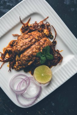 Beyin / Bheja Fry, keçi, koyun veya kuzu Bakra Eid(Eid-ul-zuha) üzerinde pişmiş popüler bir Hintli ya da Pakistanlı çanak. karahi, tava veya plaka servis. seçici odak