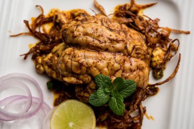 Beyin / Bheja Fry, keçi, koyun veya kuzu Bakra Eid(Eid-ul-zuha) üzerinde pişmiş popüler bir Hintli ya da Pakistanlı çanak. karahi, tava veya plaka servis. seçici odak