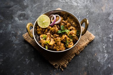 Beyin / Bheja Fry, keçi, koyun veya kuzu Bakra Eid(Eid-ul-zuha) üzerinde pişmiş popüler bir Hintli ya da Pakistanlı çanak. karahi, tava veya plaka servis. seçici odak