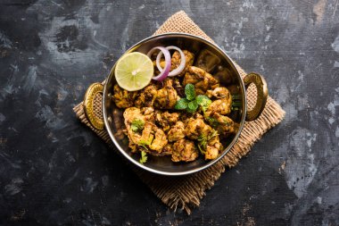 Beyin / Bheja Fry, keçi, koyun veya kuzu Bakra Eid(Eid-ul-zuha) üzerinde pişmiş popüler bir Hintli ya da Pakistanlı çanak. karahi, tava veya plaka servis. seçici odak