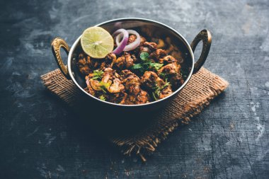 Beyin / Bheja Fry, keçi, koyun veya kuzu Bakra Eid(Eid-ul-zuha) üzerinde pişmiş popüler bir Hintli ya da Pakistanlı çanak. karahi, tava veya plaka servis. seçici odak