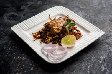 Beyin / Bheja Fry, keçi, koyun veya kuzu Bakra Eid(Eid-ul-zuha) üzerinde pişmiş popüler bir Hintli ya da Pakistanlı çanak. karahi, tava veya plaka servis. seçici odak