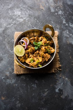 Beyin / Bheja Fry, keçi, koyun veya kuzu Bakra Eid(Eid-ul-zuha) üzerinde pişmiş popüler bir Hintli ya da Pakistanlı çanak. karahi, tava veya plaka servis. seçici odak