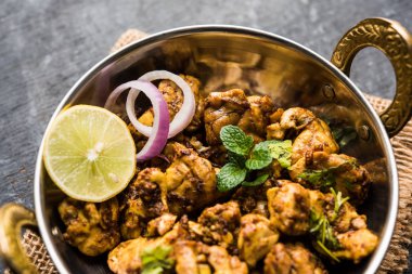 Beyin / Bheja Fry, keçi, koyun veya kuzu Bakra Eid(Eid-ul-zuha) üzerinde pişmiş popüler bir Hintli ya da Pakistanlı çanak. karahi, tava veya plaka servis. seçici odak