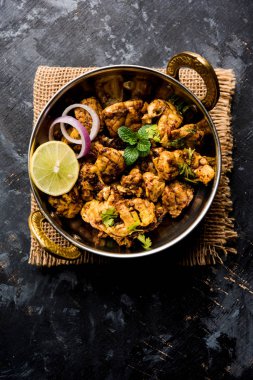 Beyin / Bheja Fry, keçi, koyun veya kuzu Bakra Eid(Eid-ul-zuha) üzerinde pişmiş popüler bir Hintli ya da Pakistanlı çanak. karahi, tava veya plaka servis. seçici odak