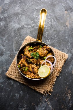 Beyin / Bheja Fry, keçi, koyun veya kuzu Bakra Eid(Eid-ul-zuha) üzerinde pişmiş popüler bir Hintli ya da Pakistanlı çanak. karahi, tava veya plaka servis. seçici odak