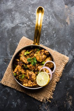 Beyin / Bheja Fry, keçi, koyun veya kuzu Bakra Eid(Eid-ul-zuha) üzerinde pişmiş popüler bir Hintli ya da Pakistanlı çanak. karahi, tava veya plaka servis. seçici odak